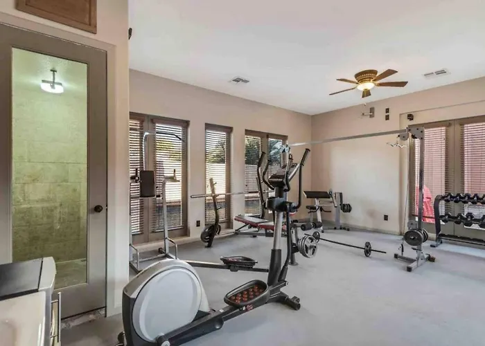 Holiday home Getaway W/ Pool, Game & Theater Glendale