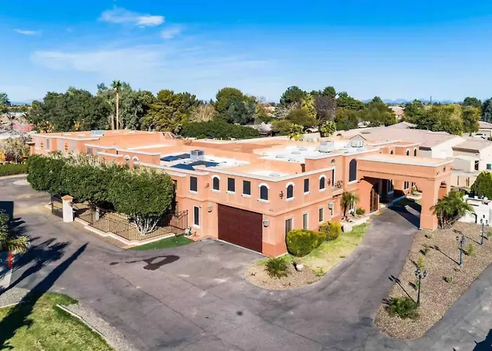 Holiday home Getaway W/ Pool, Game & Theater Glendale