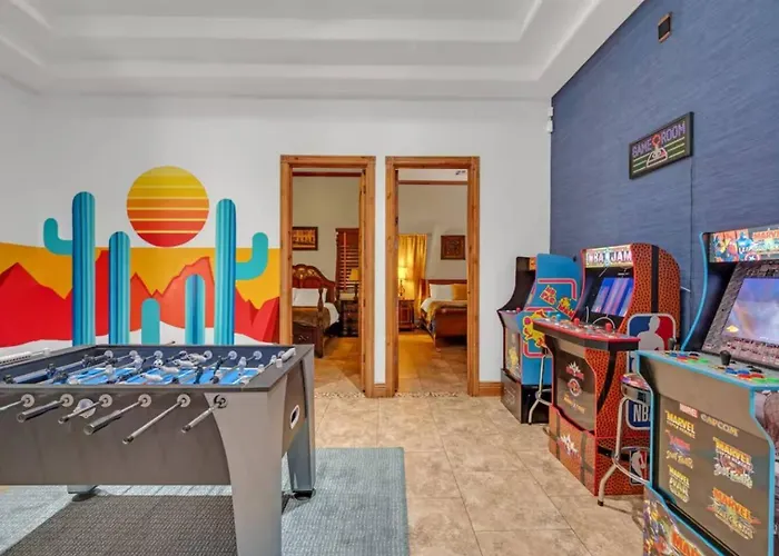 Getaway W/ Pool, Game & Theater Holiday home Glendale