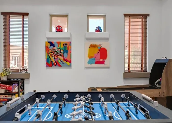 Holiday home Getaway W/ Pool, Game & Theater Glendale