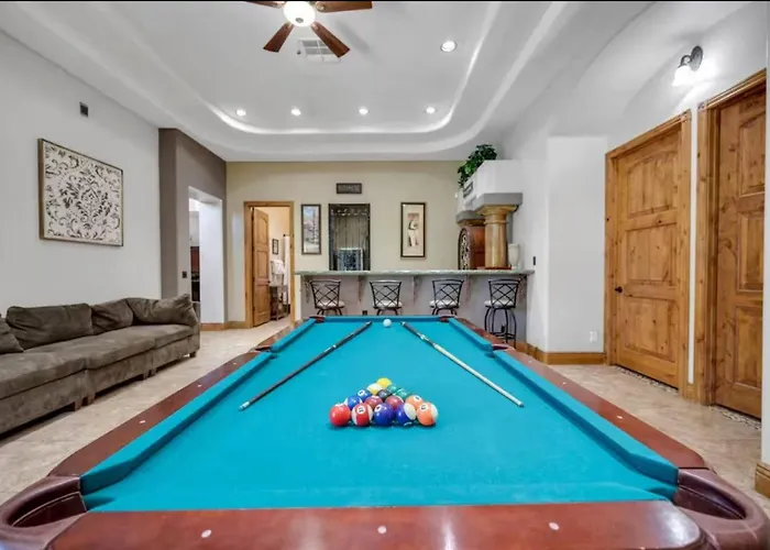 Holiday home Getaway W/ Pool, Game & Theater Glendale