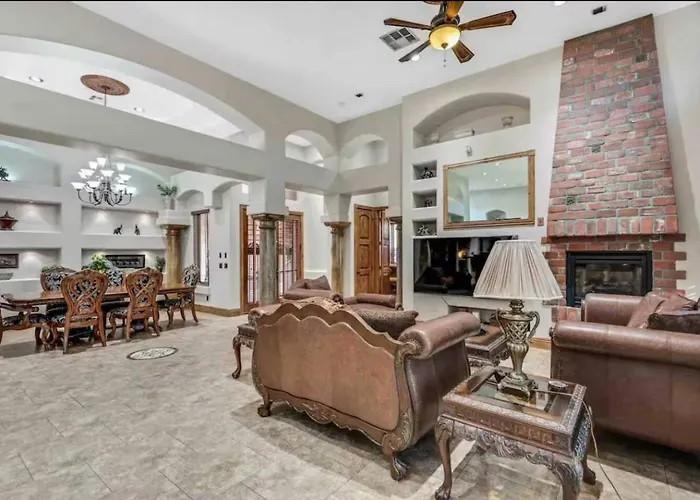 Holiday home Getaway W/ Pool, Game & Theater *