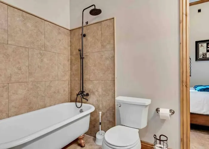 Holiday home Getaway W/ Pool, Game & Theater Glendale