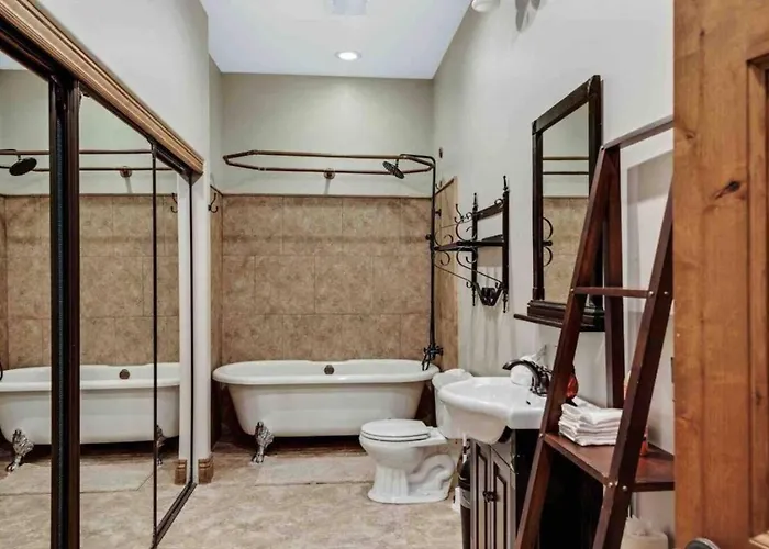 Holiday home Getaway W/ Pool, Game & Theater Glendale