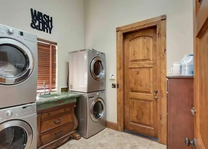 Holiday home Getaway W/ Pool, Game & Theater Glendale